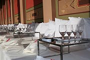 wie von NEKTAR her gewohnt: essen auf weißen Laken und mit weißen Kopfkissen (Foto: Marikka-Laila Maisel)